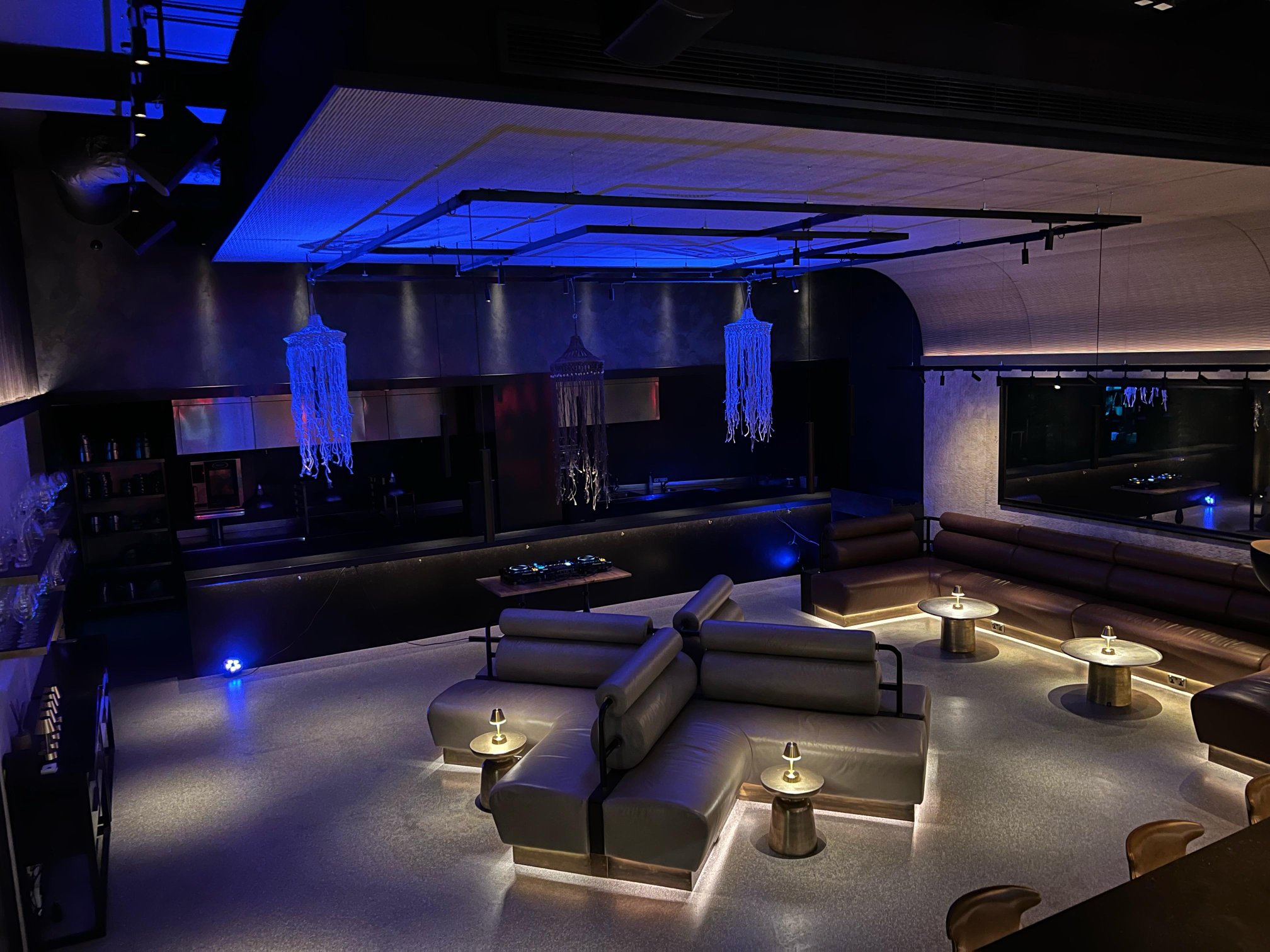 Modern minimum spend venues in london with boardroom table and presentation screen