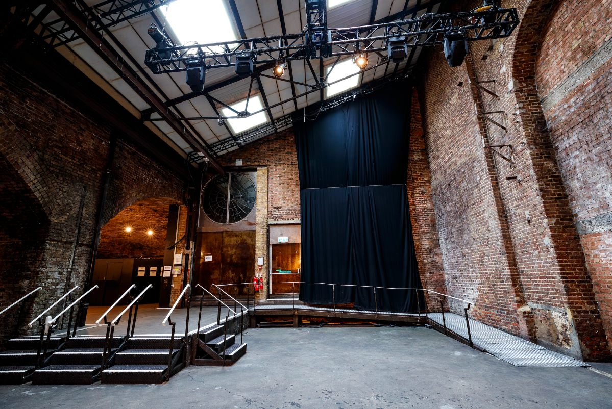 Modern dry hire venues in london with boardroom table and presentation screen