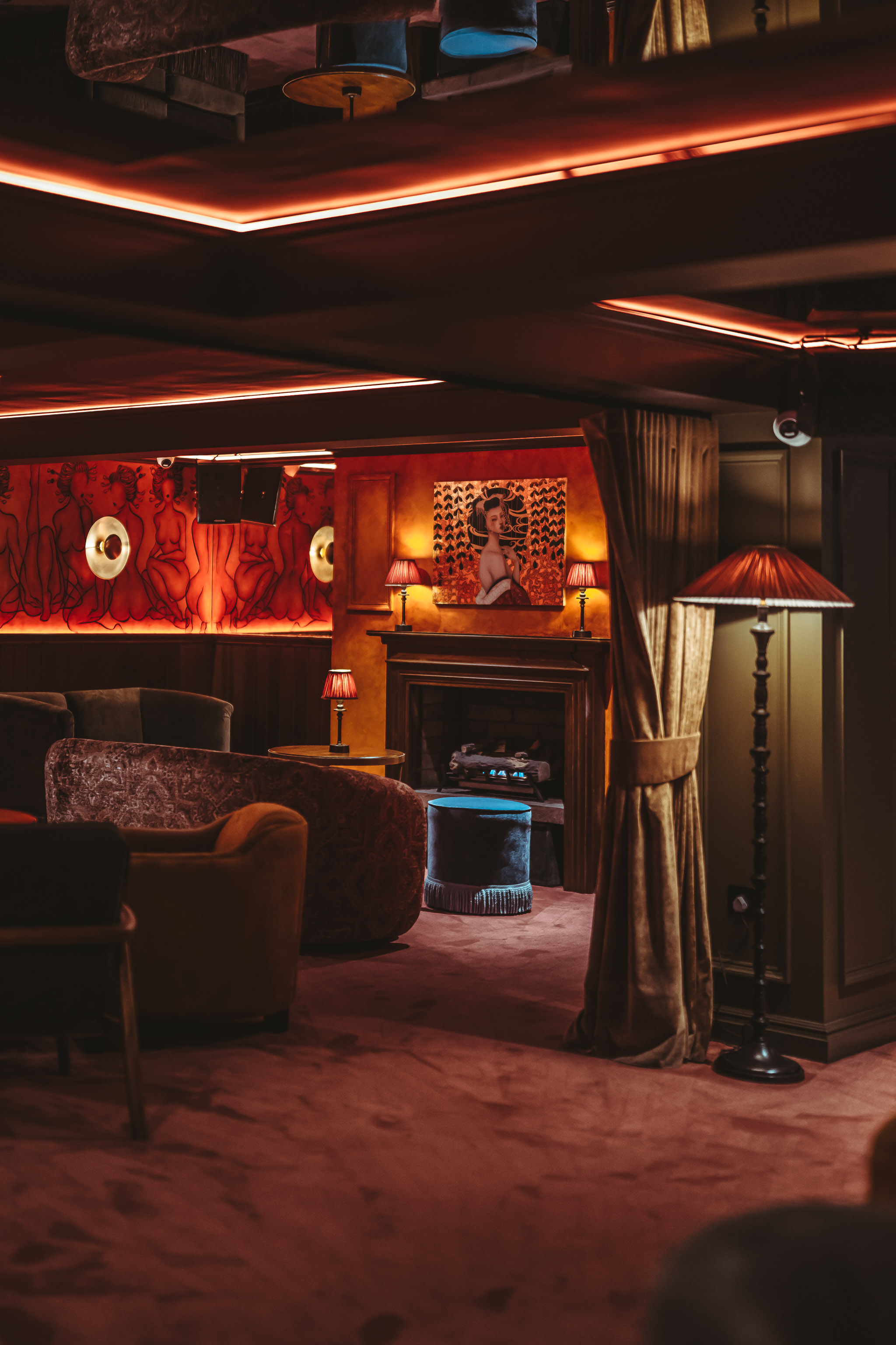 Modern event venues in mayfair london with boardroom table and presentation screen