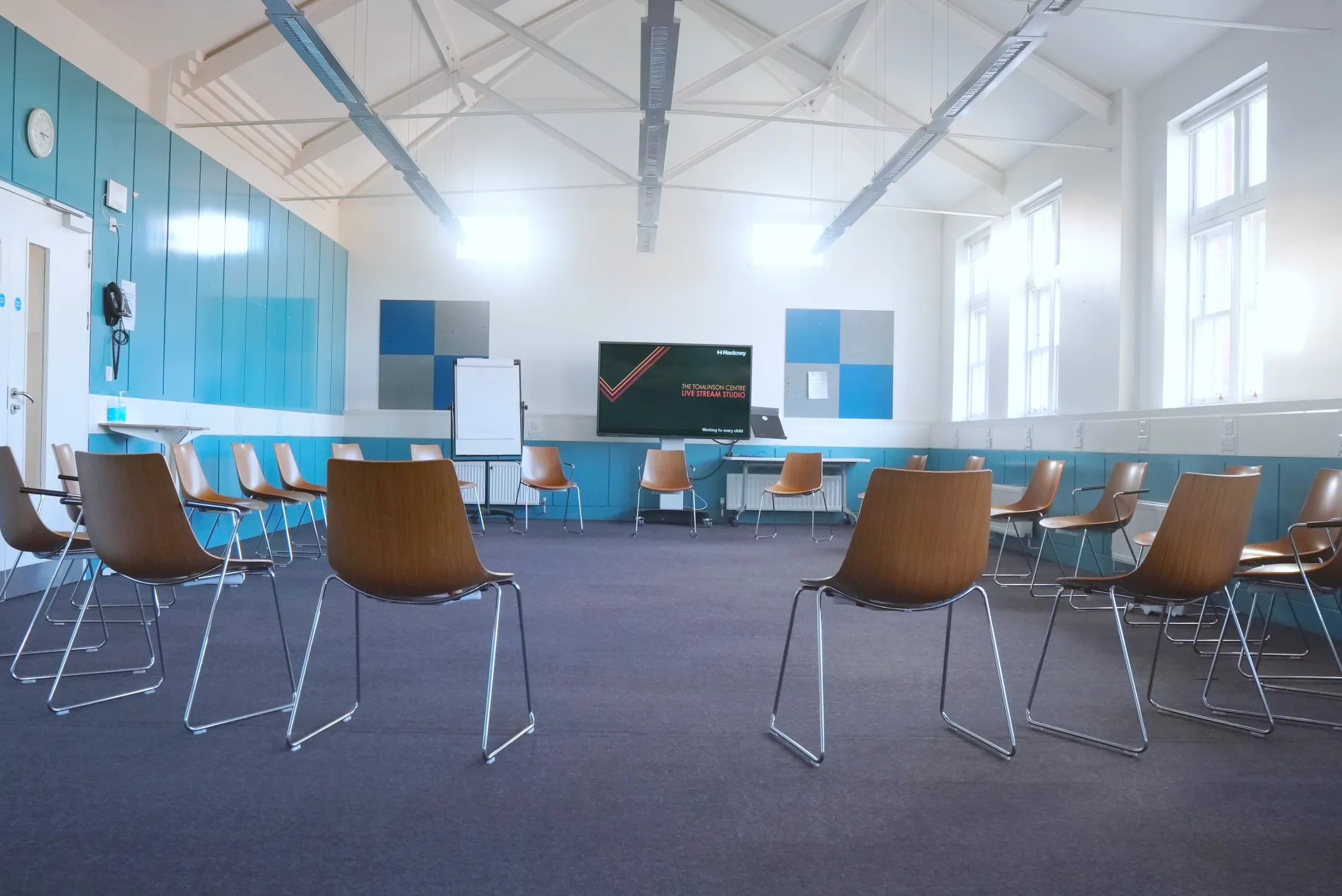 Modern board meeting venues central london with boardroom table and presentation screen