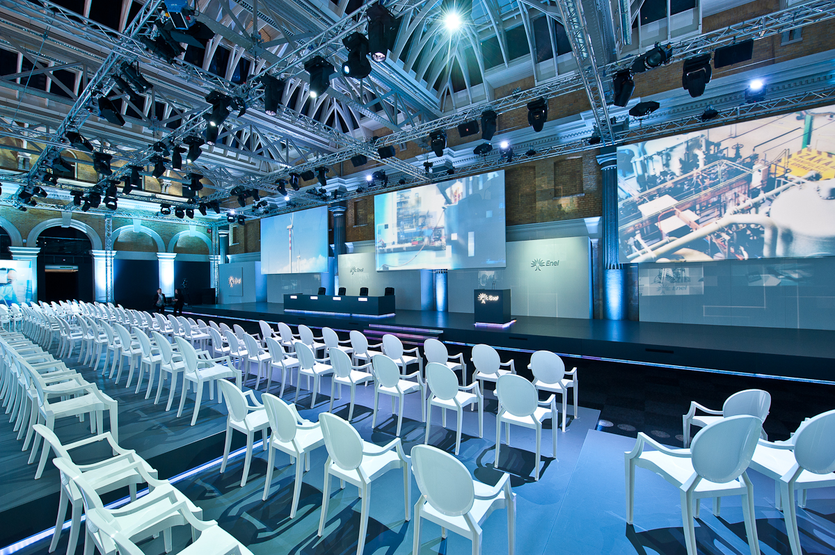 Modern large conference venues london (500+ guests) with boardroom table and presentation screen