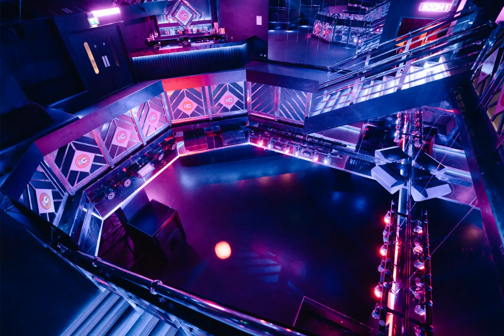 Modern venues for 1000+ people in london | large event spaces for hire with boardroom table and presentation screen